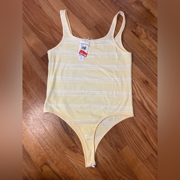 Steve Madden Yellow and White Bodysuit with Scoop Neckline - Picture 2 of 2